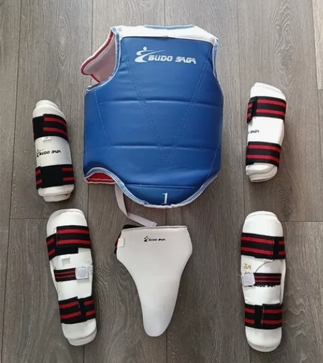全套跆拳道护具，九五成新，送全新道服（5岁...