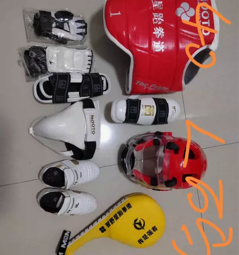 跆拳道护具 鞋  一套40自取 感兴趣的话...