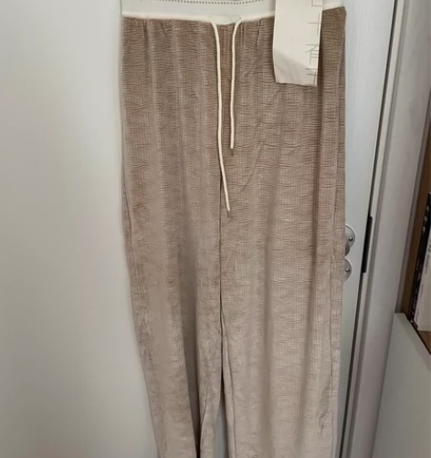 杏色，黑色阔腿裤，全新带吊牌，30一条，5...