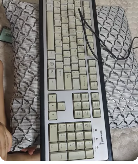电脑键盘，是好的，很多年没用了，闲置，30...