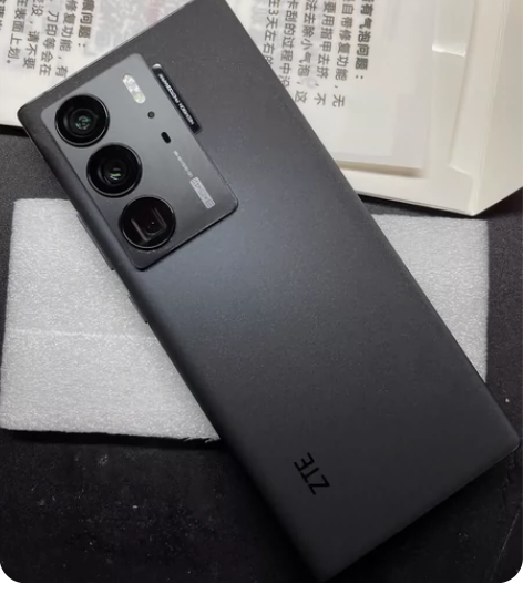 中兴Axon 40 Ultra 屏下摄像1...