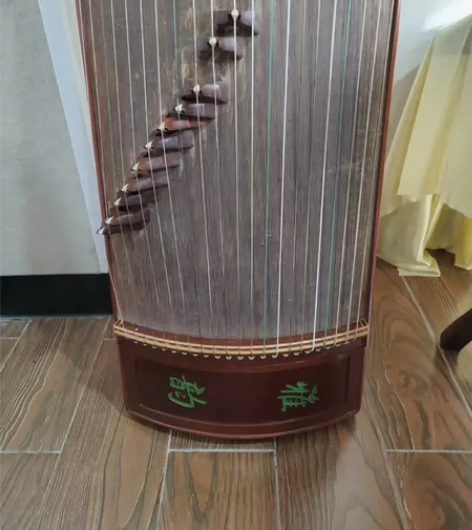 雅韵古筝一把，一直使用中的琴，音色质量没问...