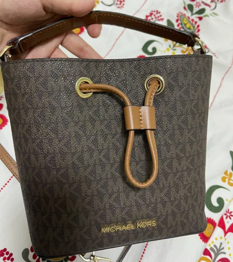 mk小号老花水桶正品使用一年有长带，手拎带...