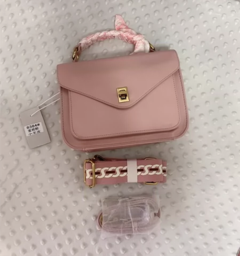 全新真皮小羊皮包包，粉色邮差包小号，130...