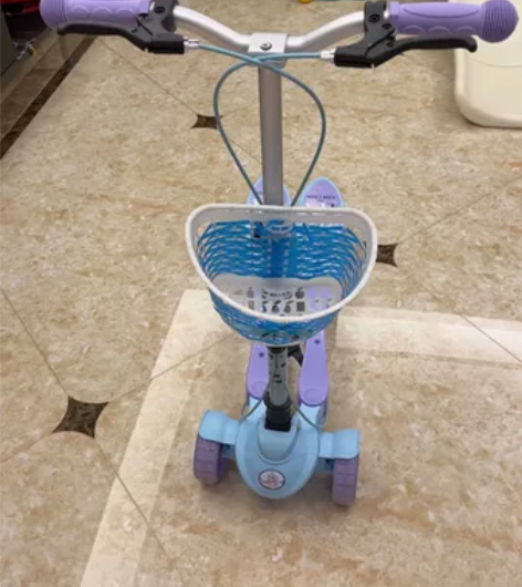 闲置：几乎全新迪士尼蛙式车滑板车儿童四轮剪...