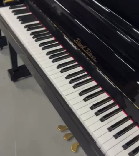 珠江钢琴低价处理了！学校倒闭，大量钢琴低价...