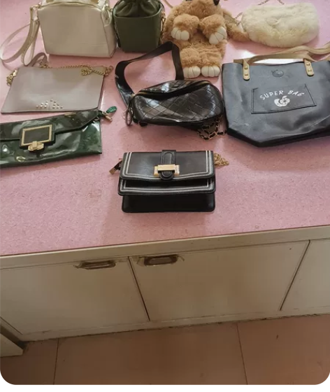 闲置包包几乎都是全新的，便宜出。有手拿包。...