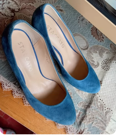 出一双思加图的高跟鞋，麂皮小圆头带防水台，...