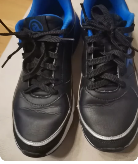 几乎全新特步 鞋子轻便 穿着很舒适 洗干净存放这穿不到 感兴...