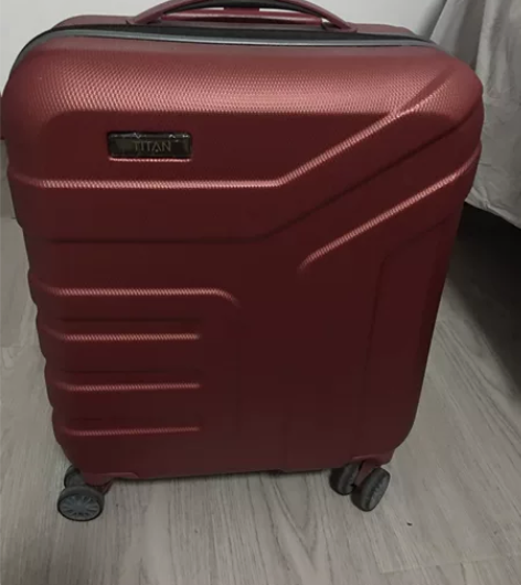 行李箱  八新，尺寸如图  拉杆有些卡顿，...