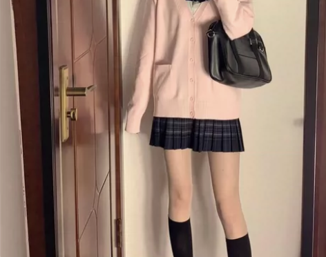 出 毛衣开衫 粉色的~l码这个粉不是亮粉，...