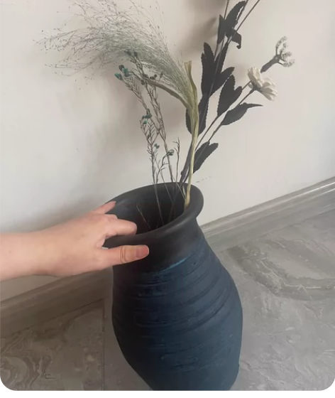 做旧现代花瓶,能装大概5斤到6斤水,没问题...