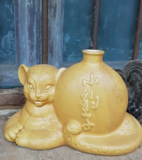 老房子里面捡的一个很老的瓷器，造型颜色非常...