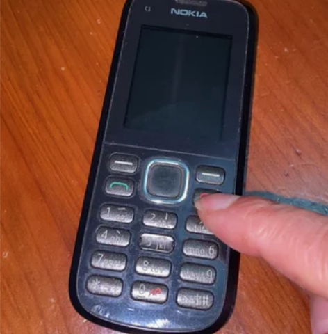 经典诺基亚C1-02直板手机，送原装电源充...