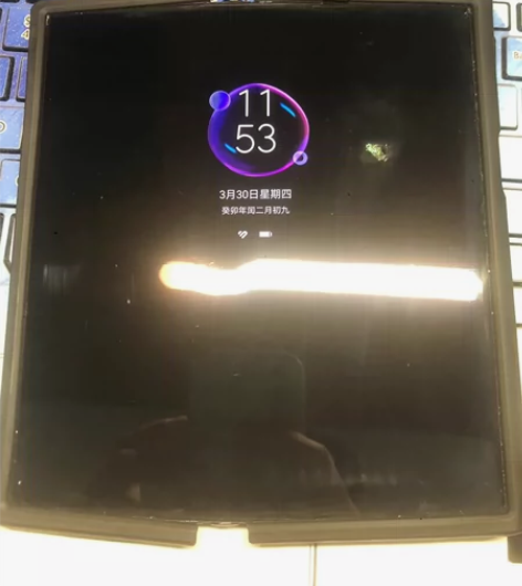 华为matexs，一处亮斑，触摸完美，折叠...