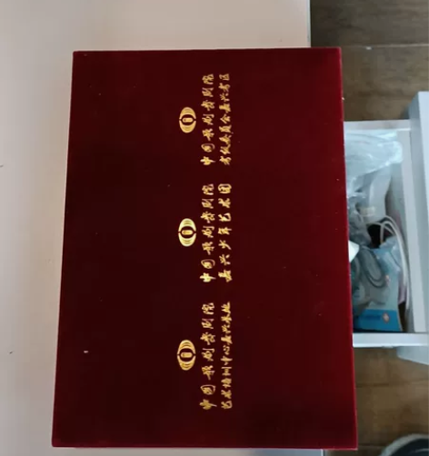 有两套，关于歌舞剧的1000元纪念VIP套...