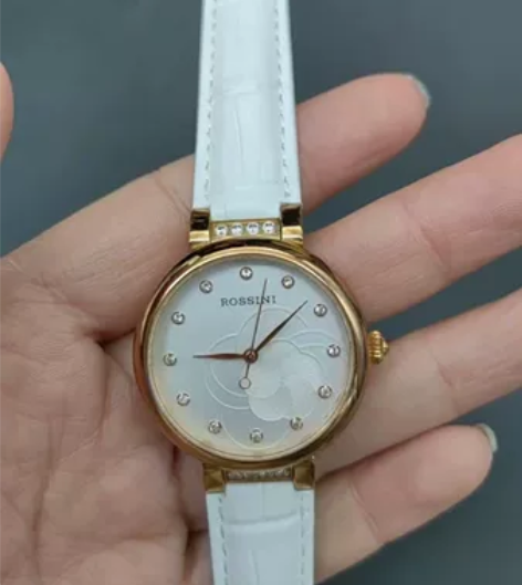 罗西尼女士手表几乎全新，镶钻表盘，盘面直径...