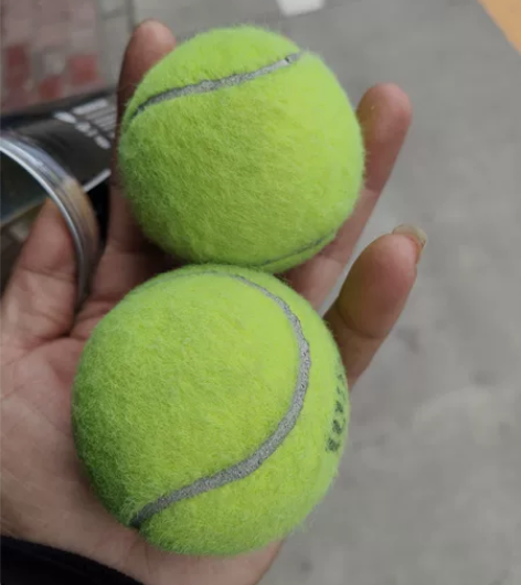 网球 两筒，一筒三个，15元一筒，两筒全要...