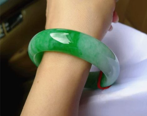 色阳根绿丨缅甸A货天然翡翠阳绿玉镯子