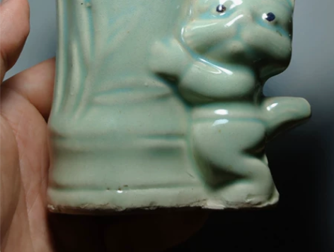 笔筒 六七十年代兔子笔筒，前面是冰裂纹，后...