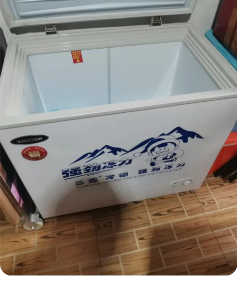 三鑫牌子的卧式冷柜，直接去商家店里买的全新...