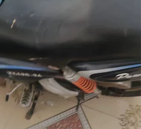 125摩托车，一辆本田，一辆迅龙。老式摩托...