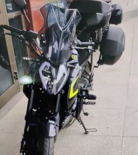 小迅龙专用夏德三箱加架子，当时买车时直接在...