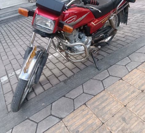 银钢125摩托车，车况好。有牌照，行车本丢...