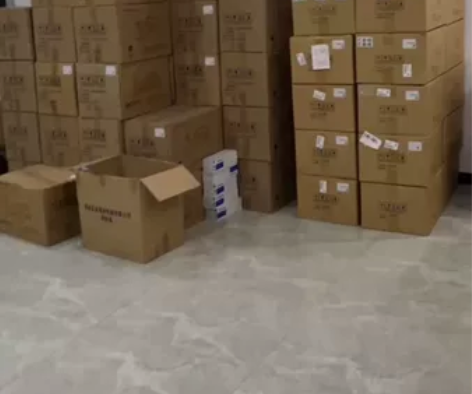 奔驰 充电桩 32A 7kw，可以刷卡启动...