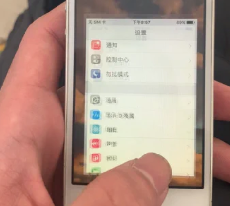 苹果4s 白色国行8g ，换了新的品胜电池...