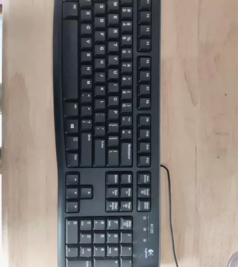 罗技键盘，成色9成新，基本没用过，有点灰尘...