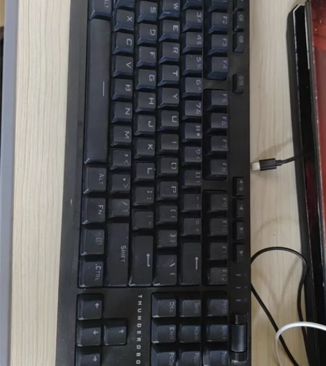 雷神kl30r键盘，外观使用完好，没有暗病...