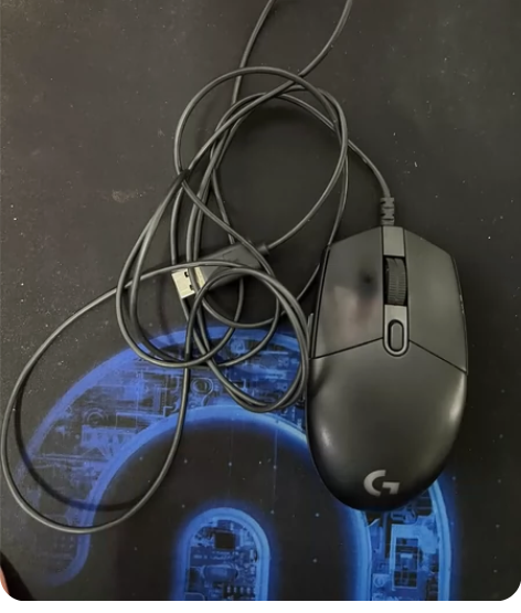 罗技g102用了有半年吧一直放在家没用要的...