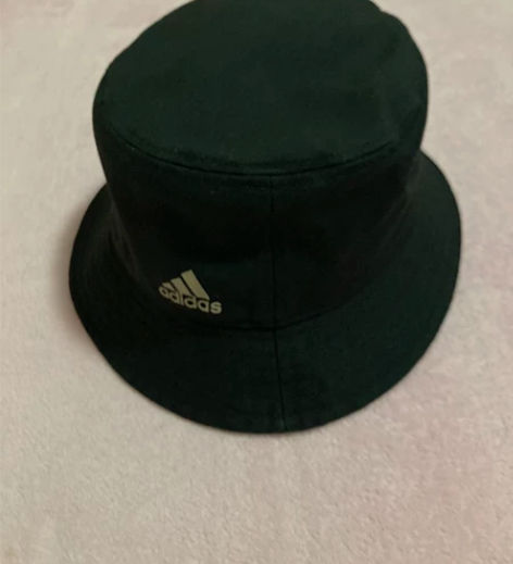 阿迪达斯渔夫帽，黑色，内里为红色，男士均码...