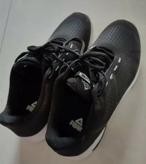 正品匹克运动鞋，39号，有轻微穿着痕迹 感...