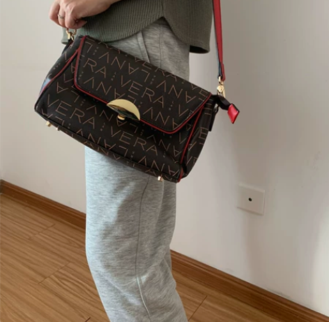 女士斜挎包 感兴趣的话点“我想要”和我私聊...