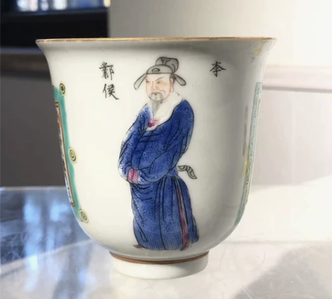 清代道光款粉彩人物无双谱杯，圈足外侧有惊釉...