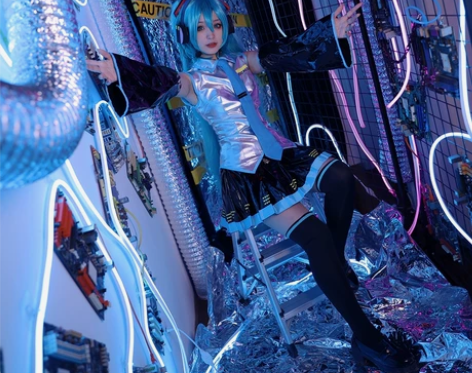 借图出初音未来公式服漆皮大全套，仅试穿漫展...