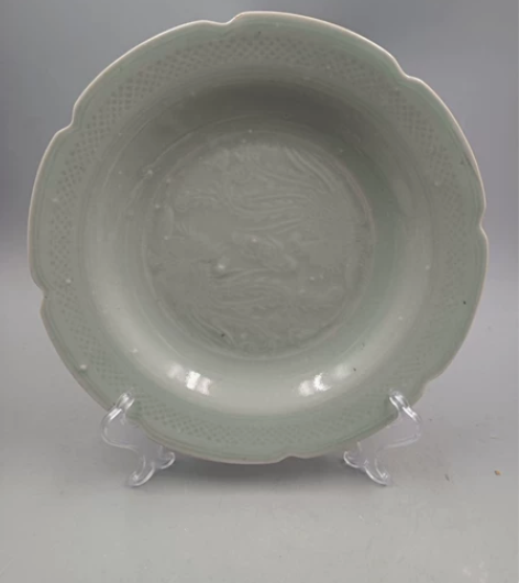 解放初龙泉青瓷暗刻花凤求凰花口赏盘，全品无...