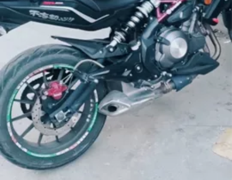 贝纳利黄龙三百摩托车，街车，17年无违章，...