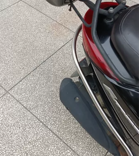 雅马哈丽鹰100双手刹小踏板车。发动机和巧...