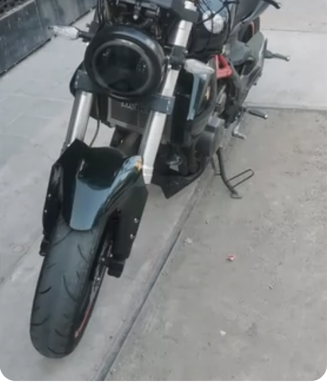 出贝纳利黄龙300，刚贴的奔驰祖母绿改色膜...