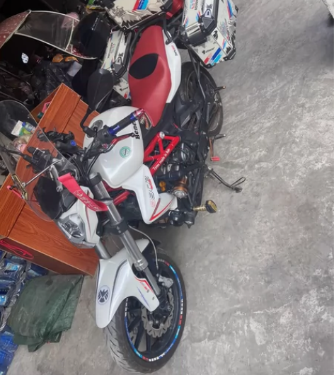 贝纳利黄龙300，17年6月龙三，加装了滑...