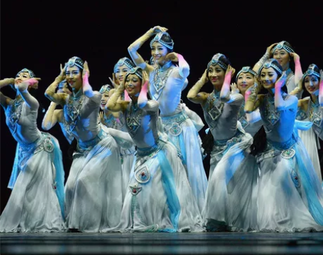 天浴新款云肩藏族舞蹈演出服装女成人开场舞大...