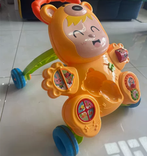 婴儿学步车 前面带玩具 有水箱可装水 感兴...