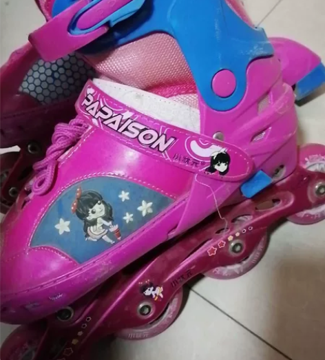 八轮全闪。自家大宝呗的……37-42可调款...