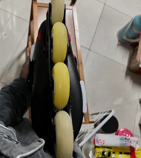 美洲狮轮滑鞋成年溜冰鞋 男女大学生滑轮鞋可...