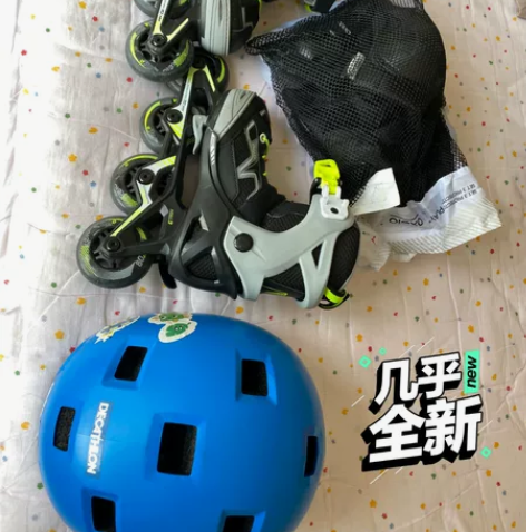 轮滑鞋，帽子，护具一套买来就玩过几次，有需...