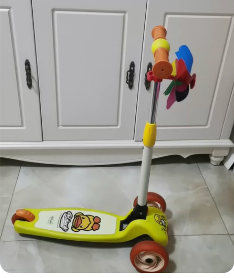 小黄鸭滑板车，高低可调，低价出售！ 感兴趣...