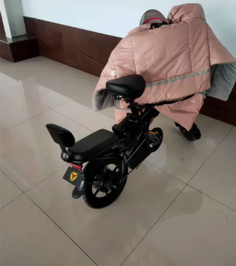 雅迪折叠电动车，一年多，成色9成新 感兴趣...